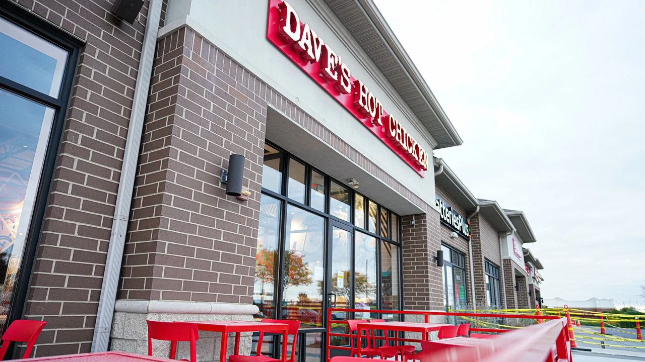 Exterior photo of a Dave's Hot Chicken restaurant in Algonquin, Il.