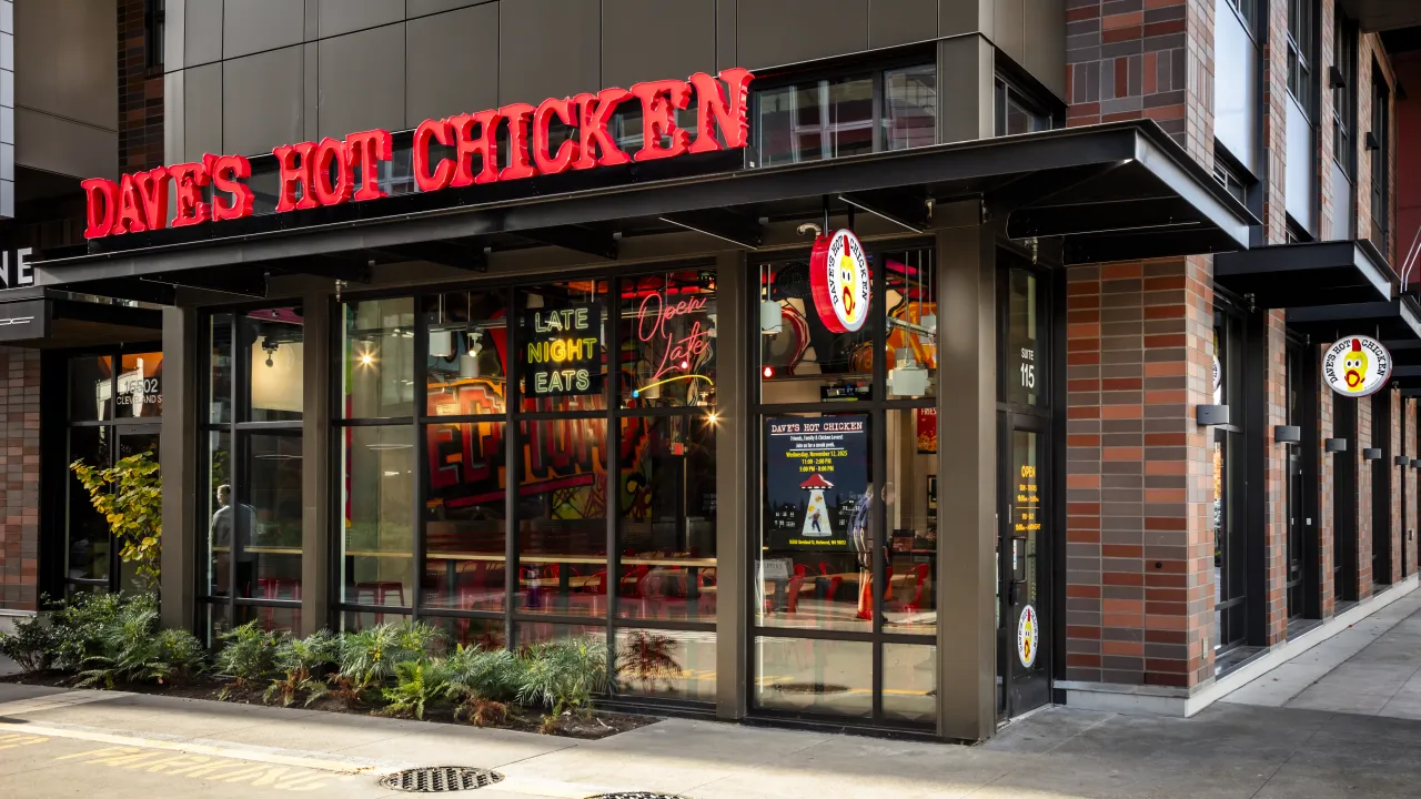 redhotchicken、お写真 Dave's Hot Chicken Redmond, WA - 16502 Cleveland St., Suite 120
